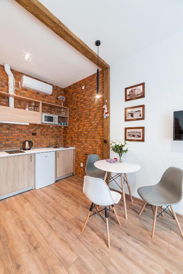 Затишні Смарт-Квартири В Історичному Центрі! Apartment Uzhhorod Ngoại thất bức ảnh